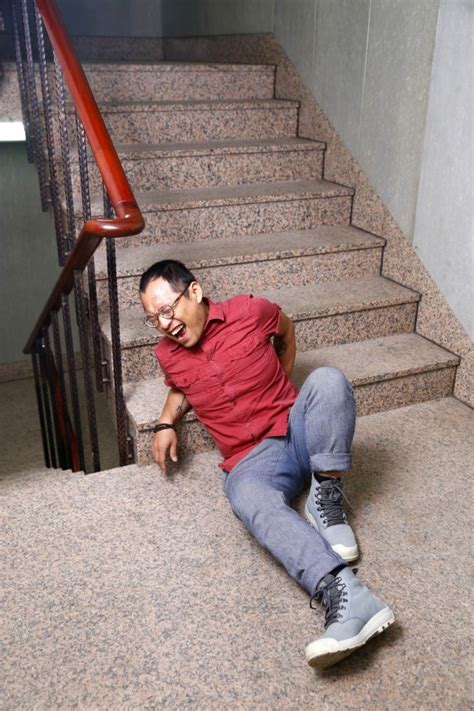 下樓梯跌倒 82年生肖